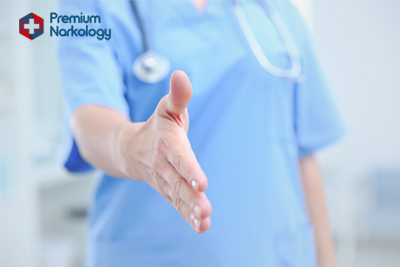 Доктор тянется рукой